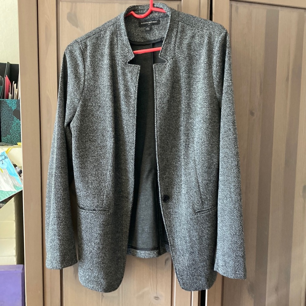 Banana Republic blazer, standing collar, black/grey houndstooth-like pattern, L